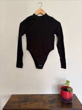 Black Long-Sleeve Ribbed Bodysuit -Small